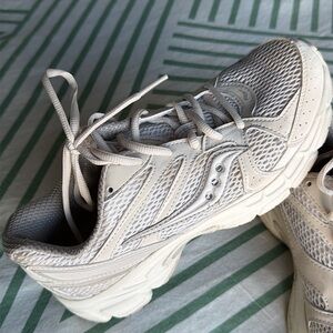 SAUCONY Cream Athletic Shoes SZ 6.5 men